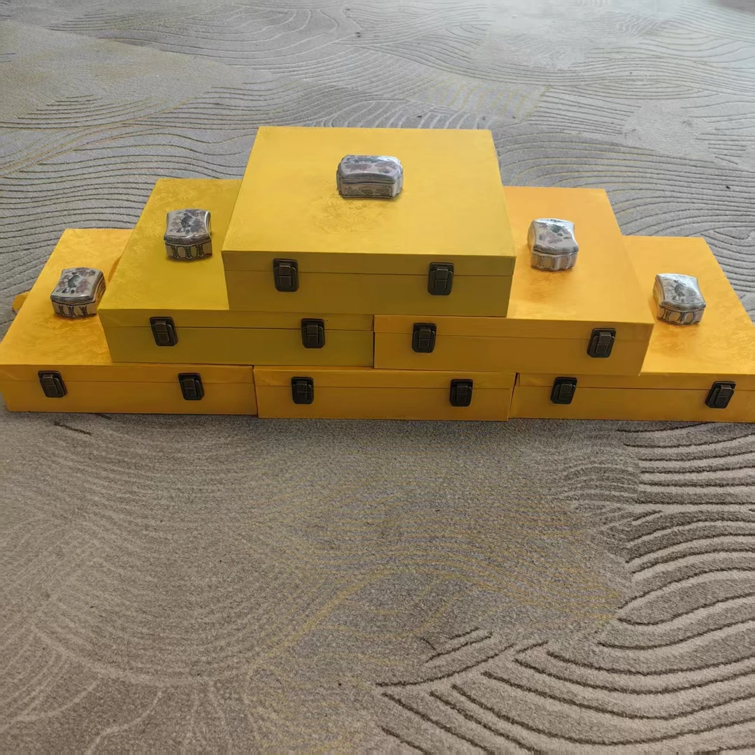 22222粉彩花卉盖盒+青花赏盘【其中一套】