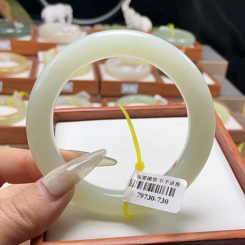 【闪购商品】和田玉手镯未镶嵌57