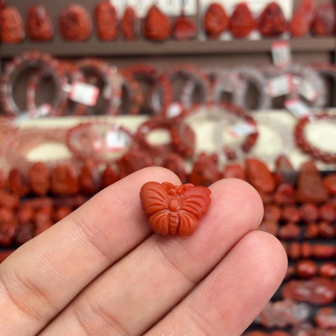 乔***✿南红玛瑙未镶嵌颈饰蝴蝶