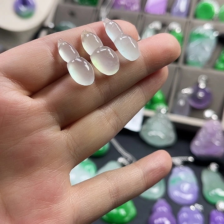 翡翠未镶嵌颈饰葫芦