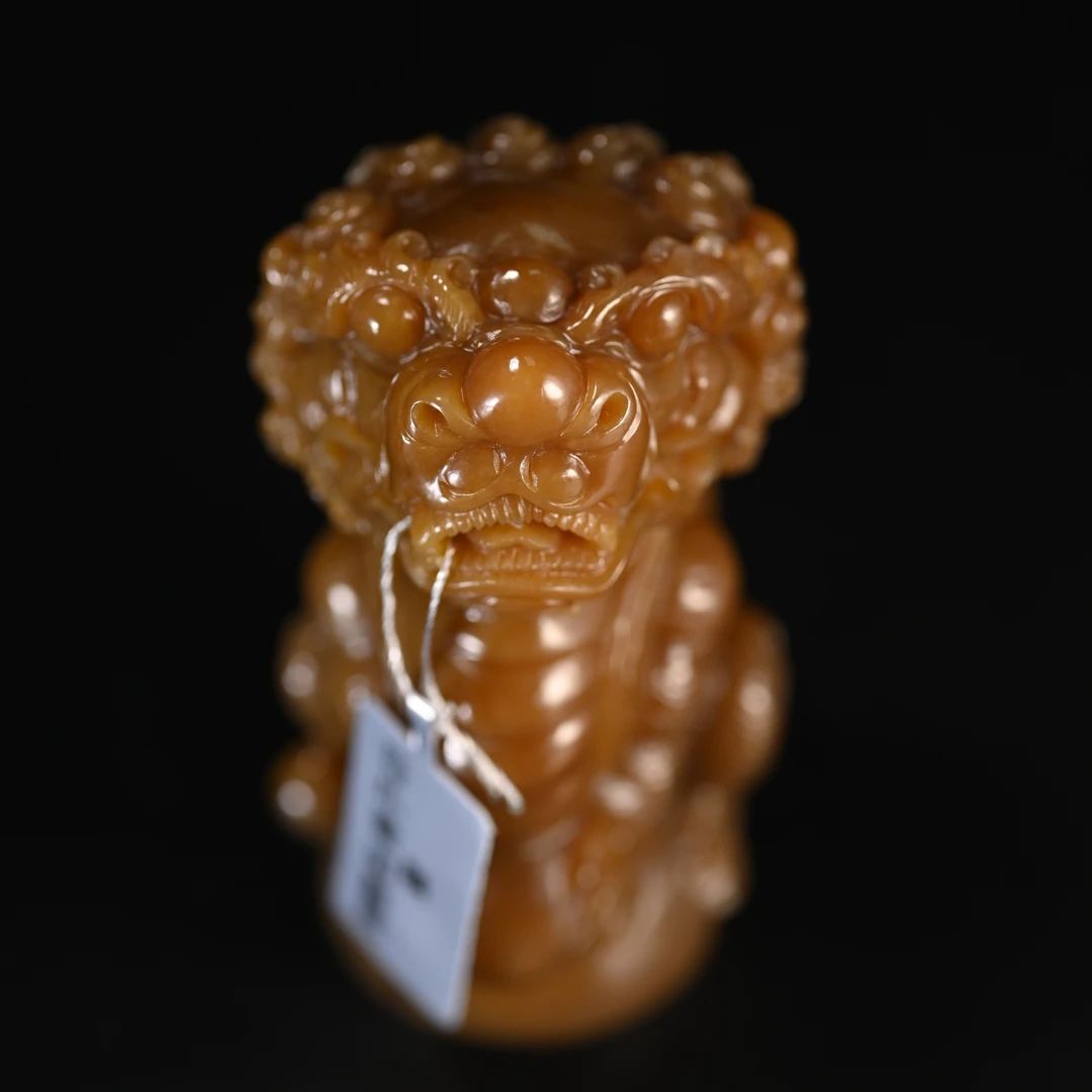 Lot8819 25YU105396和田玉且末糖狮子印章/匡时