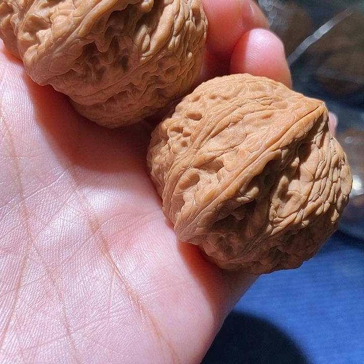 洪***辉文玩核桃吊坠绣球