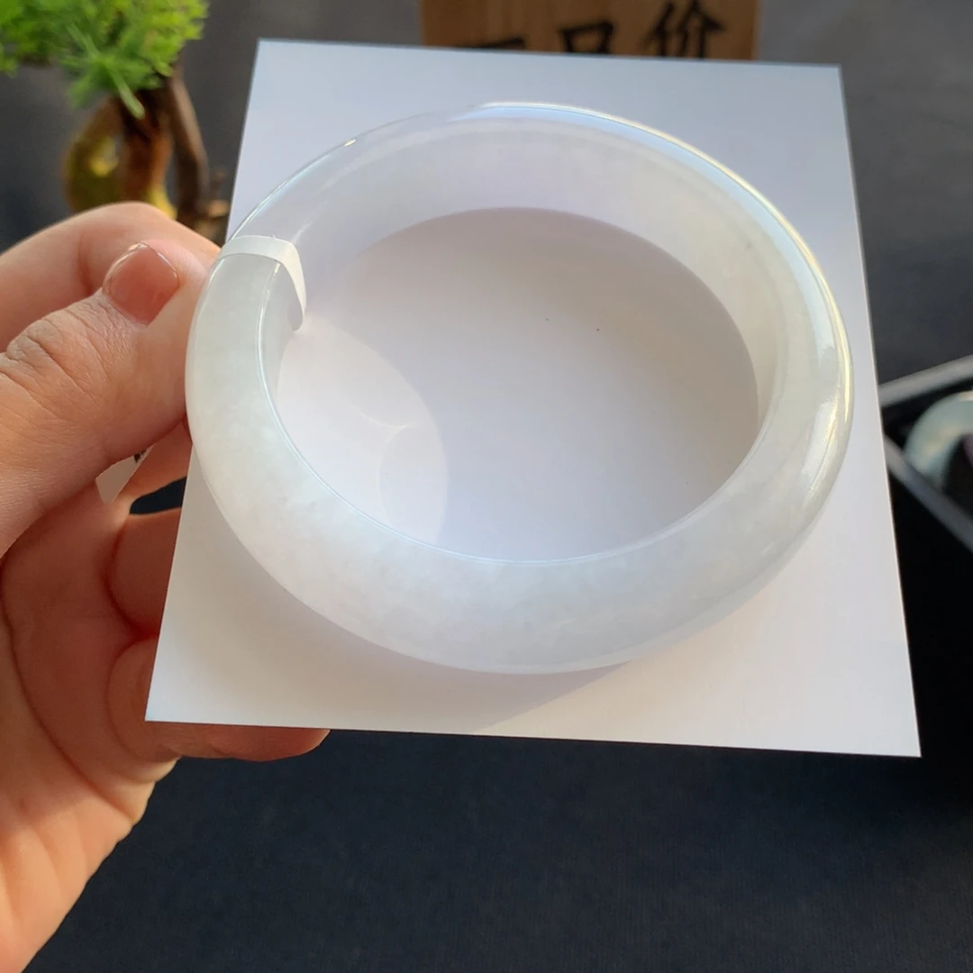 翡翠手镯未镶嵌翡翠