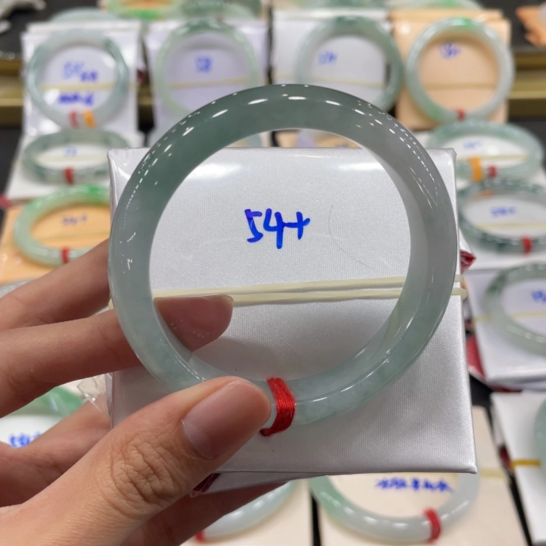 翡翠手镯未镶嵌翡翠手镯