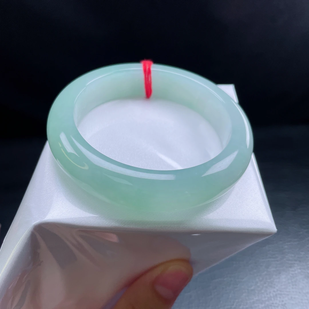 55圈冰糯满绿宽边手镯 有纹