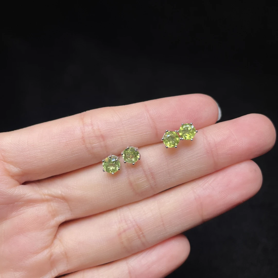 玉美人菲菲-橄榄石六边形耳钉约5mm-多样性发一