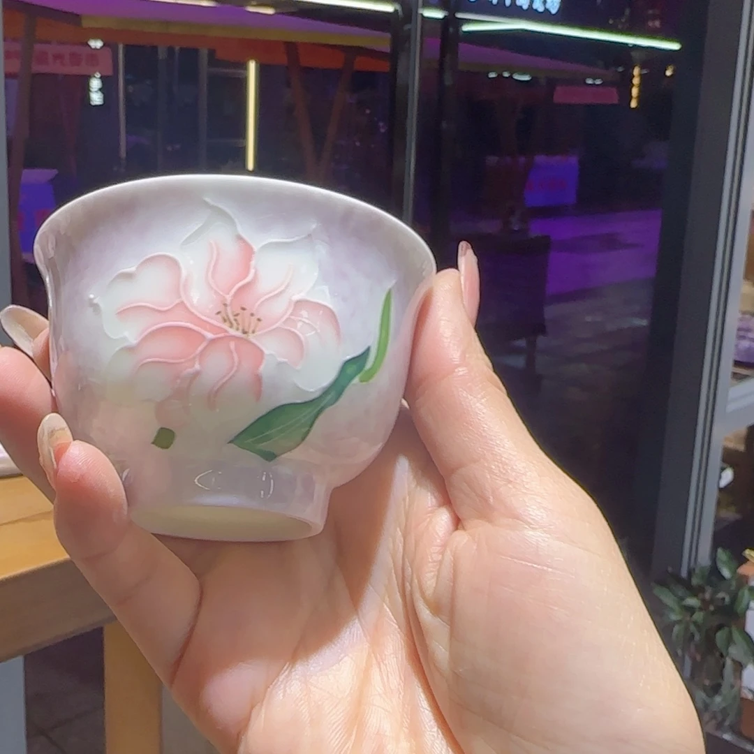 茶杯里放了两杯酒在