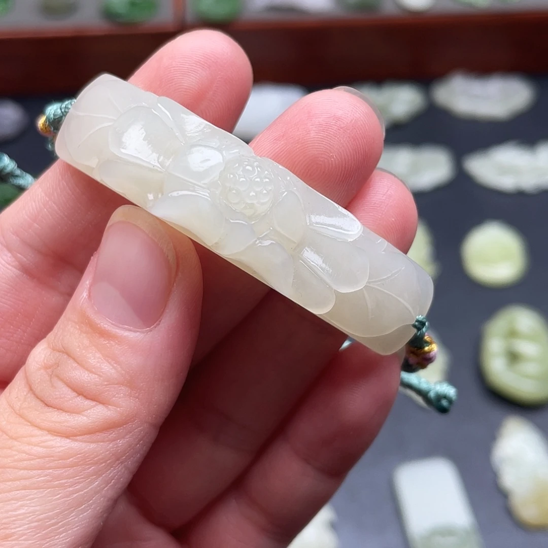 偏***不和田玉未镶嵌颈饰牡丹花手牌