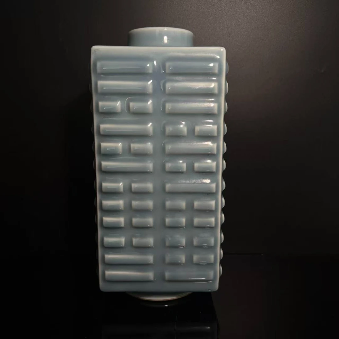 Lot46-蓝釉八卦琮式瓶-光绪年制款H:27cm-BJ12090050001185