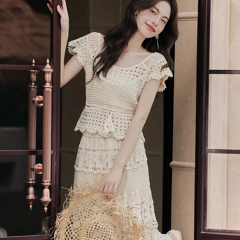 C282女神范镂空钩花系带上衣+松紧腰重工蕾丝半身裙两件套