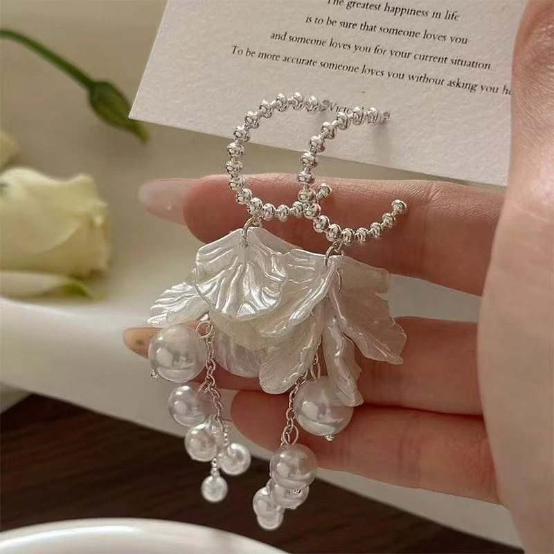 白色花瓣珠珠耳环轻奢高级感气质百搭耳坠2025新款爆款小众耳饰