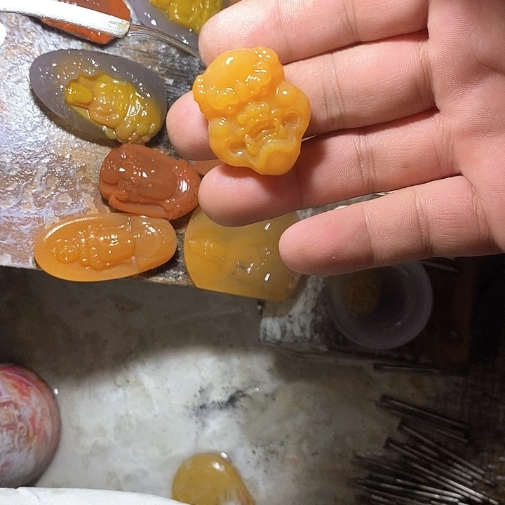 未镶嵌石英质玉（黄龙玉）颈饰