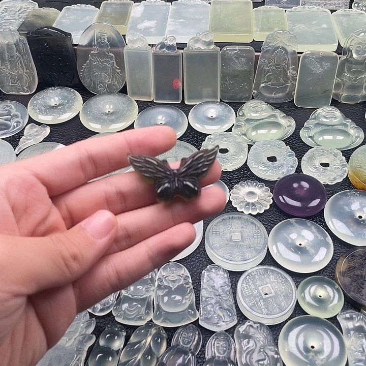 岫玉未镶嵌颈饰蝴蝶