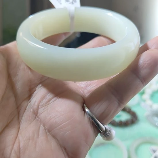 咕***噜和田玉未镶嵌手镯