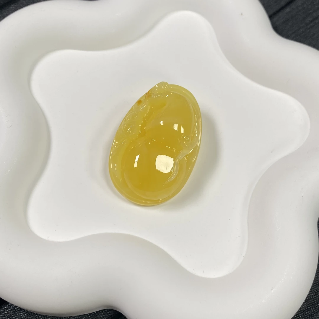 「戴琴珠宝」Q102-蜜蜡雕刻件吊坠(多样性发其一）