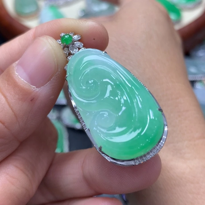 翡翠吊坠(不含链)18K金镶嵌