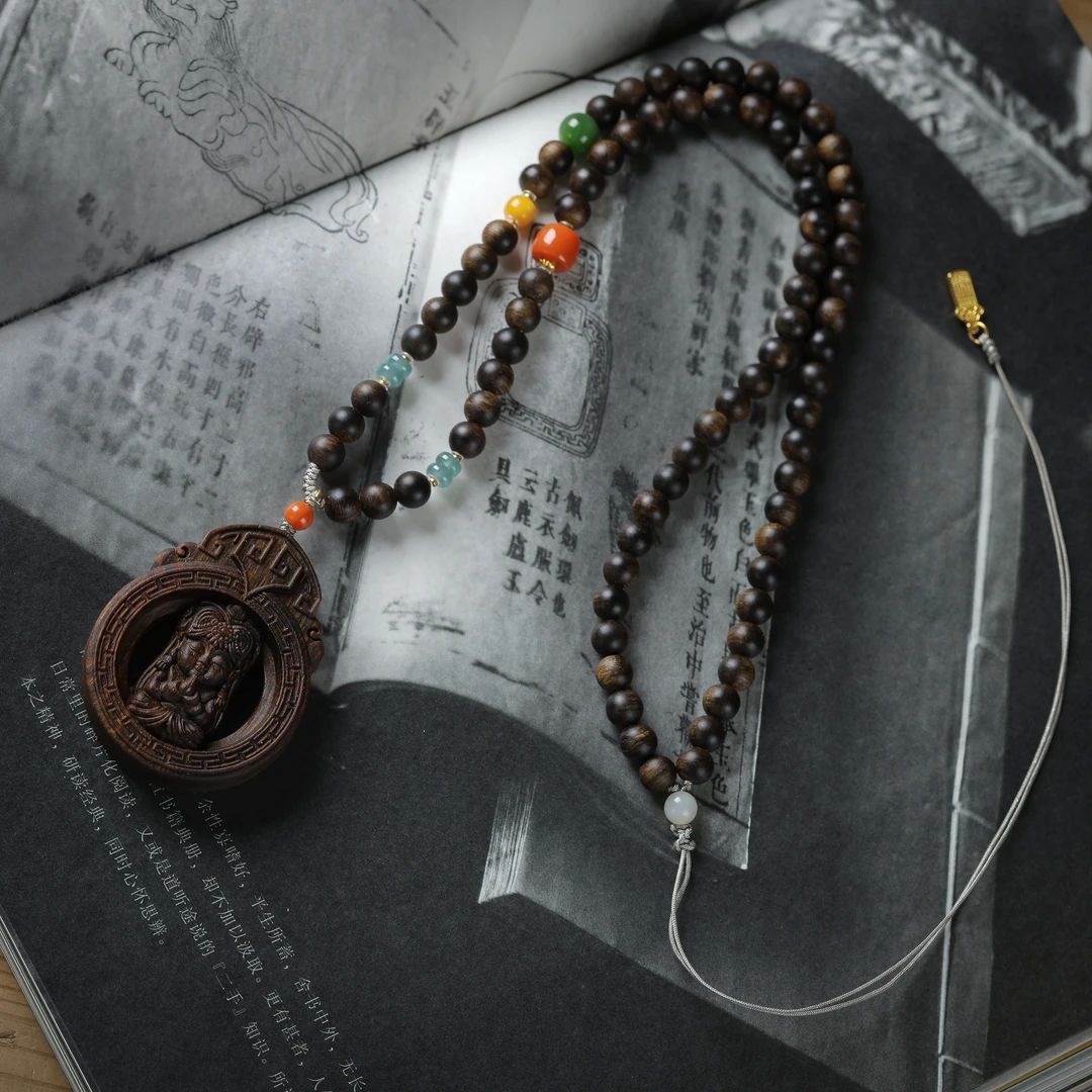 七香文创-沉水雷击留疤老白棋脖挂搭配沉香木雕扎基赠养香礼盒