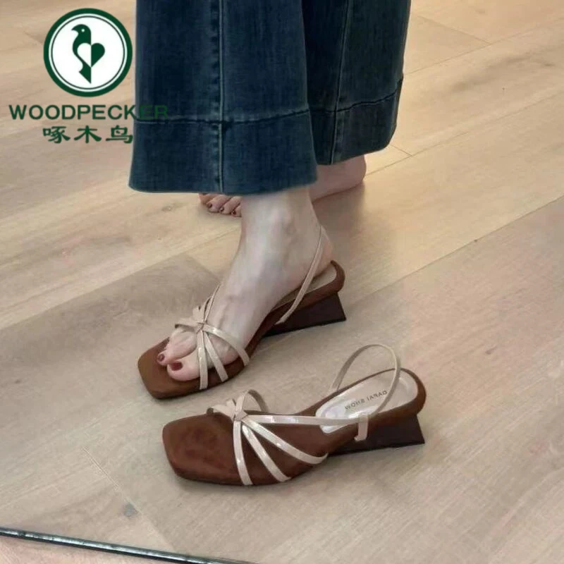 啄木鸟复古坡跟森系风法式时尚凉鞋女百搭一字带方头中跟时装凉鞋