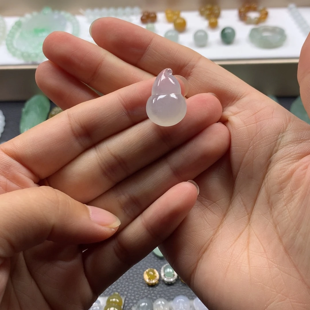 翡翠未镶嵌颈饰葫芦