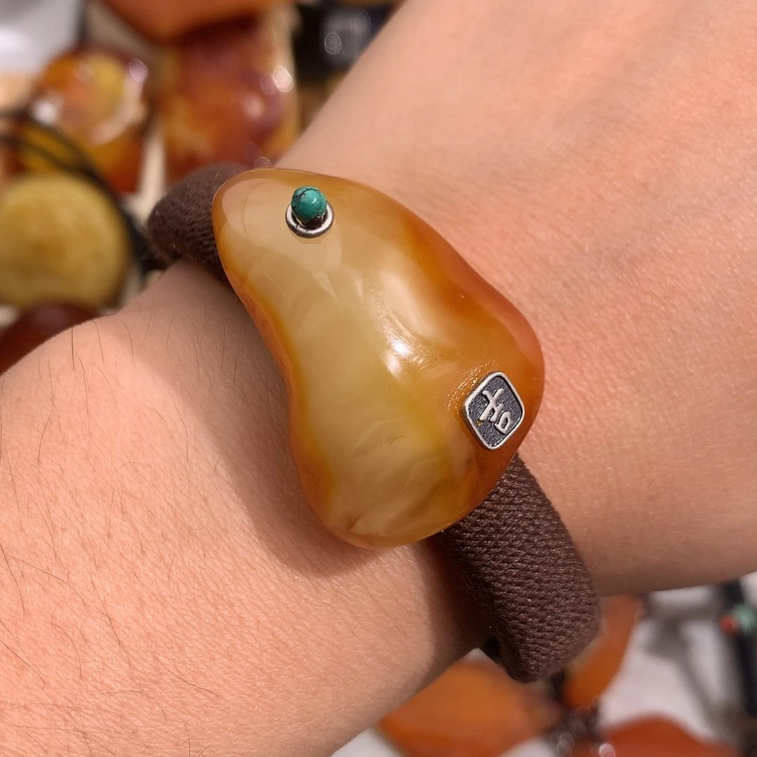 蜜蜡裸石未镶嵌在