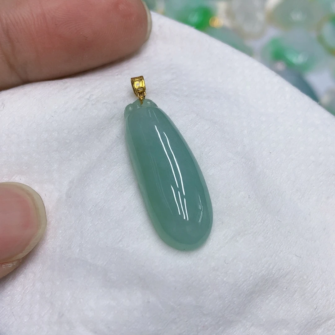 翡翠18K金镶嵌颈饰翡翠的