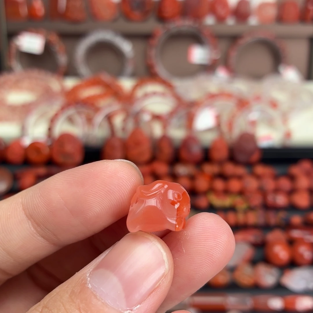 南红玛瑙未镶嵌颈饰飞天兔