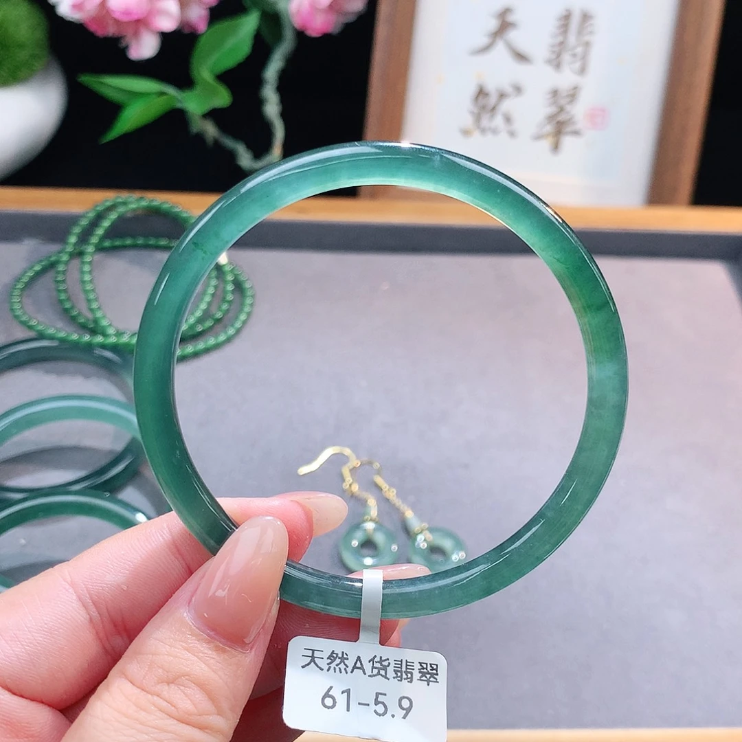 未镶嵌手镯（圆镯）翡翠