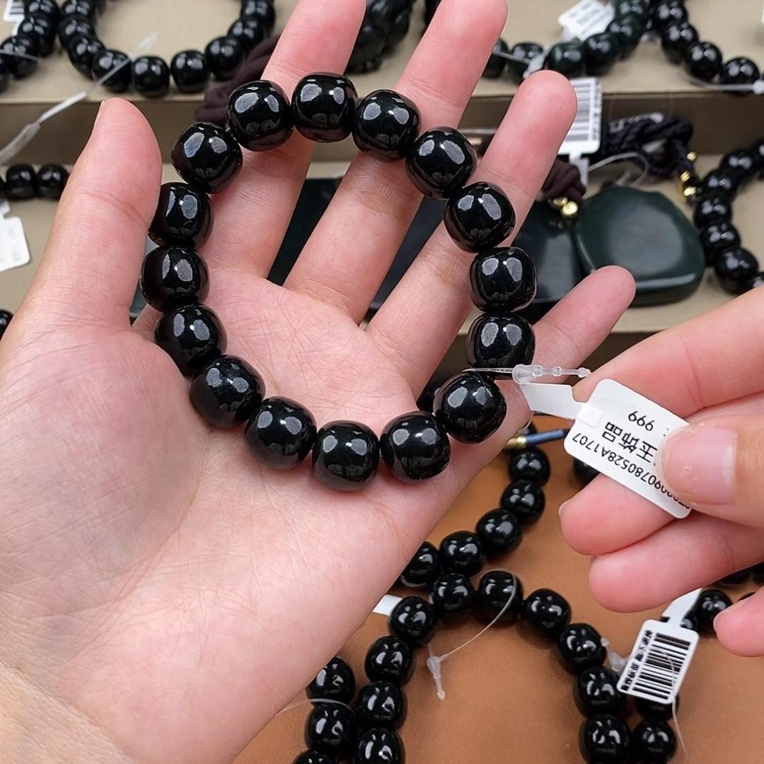 在***六和田玉未镶嵌手链