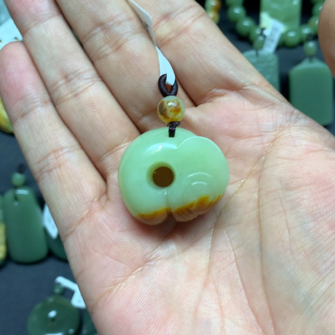 岫岩河磨玉（透闪石质玉）颈饰未镶嵌仄*