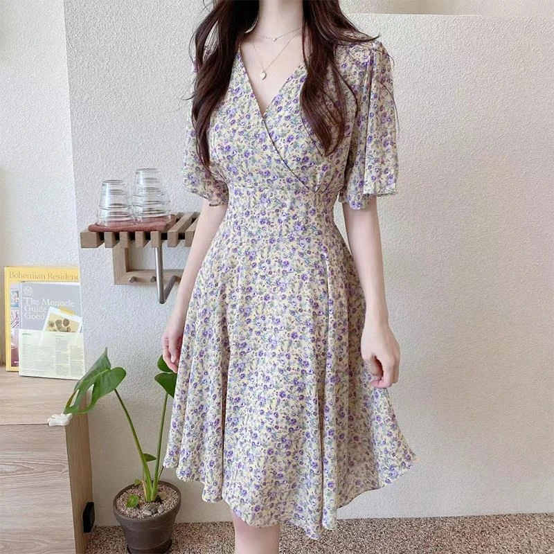 V领显瘦碎花连衣裙女2025夏季新款收腰中长款小香风气质短袖裙子