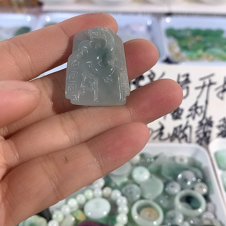 多***芽颈饰未镶嵌翡翠小吊坠