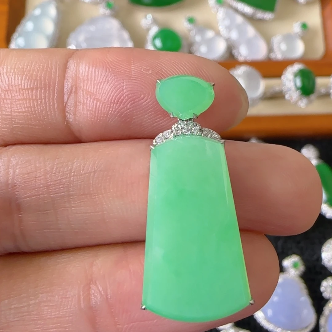 翡翠18K金镶嵌颈饰吊坠