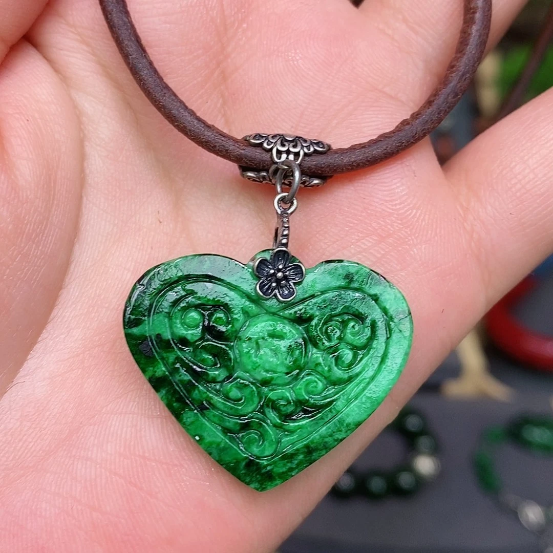 翡翠颈饰未镶嵌漂亮美眉