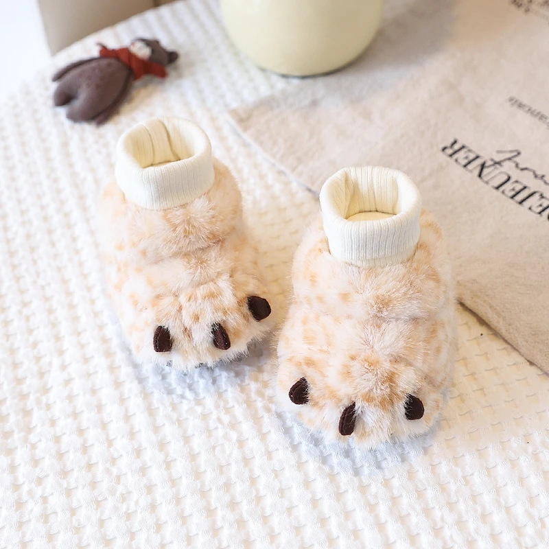 冬季婴儿鞋子软底加绒防掉6-12个月男女宝宝防滑防风外出鞋袜加厚