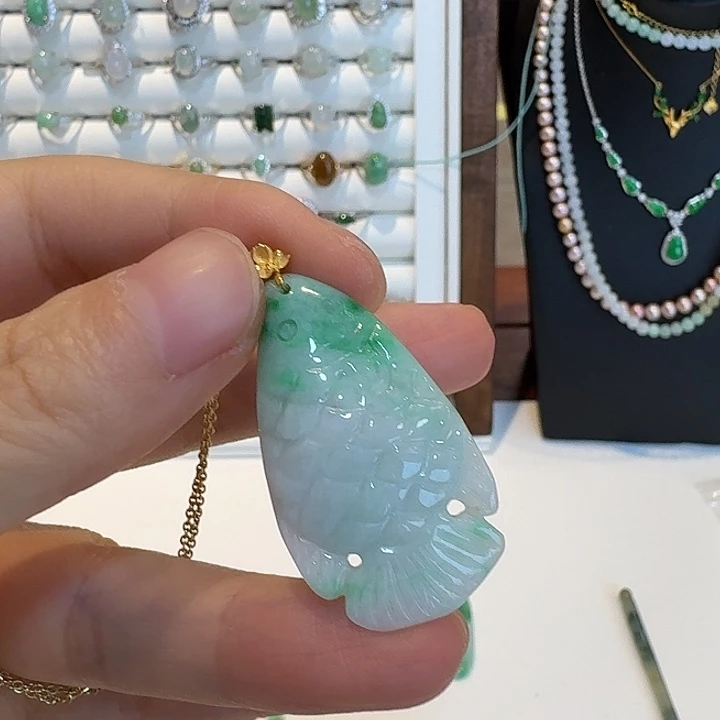 诺***翡翠18K金镶嵌颈饰年年有余