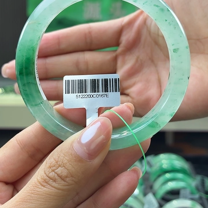 贝***贝石英质玉未镶嵌颈饰