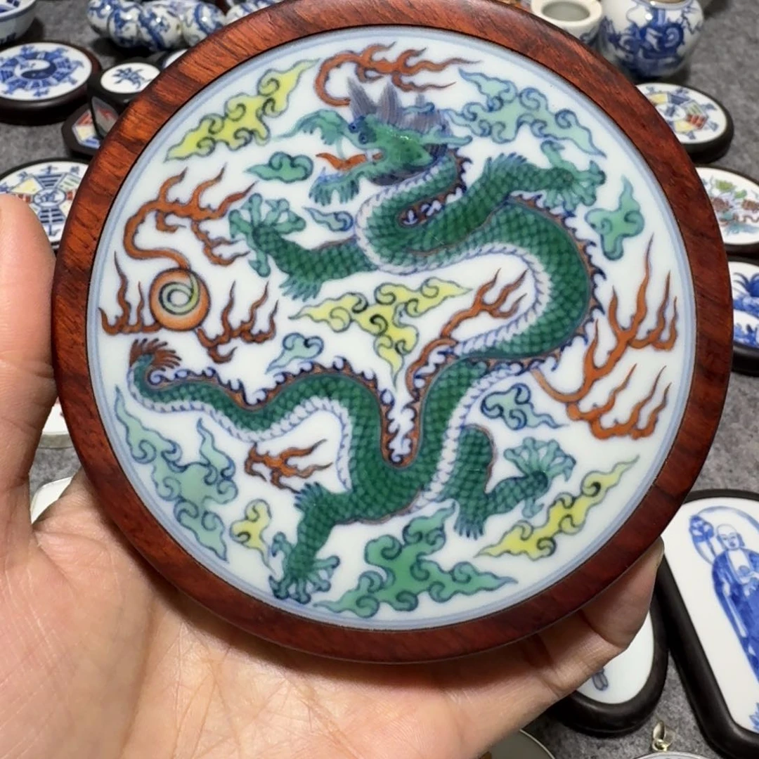 瓷片开**塘斗彩龙摆件一个