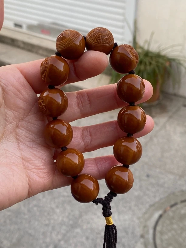 纯手工橄榄核正圆雕刻四象八卦手串。尺寸1.75×1.75