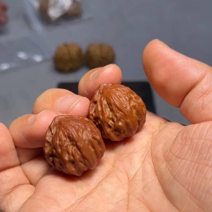 红***椒把件文玩核桃红豆5091