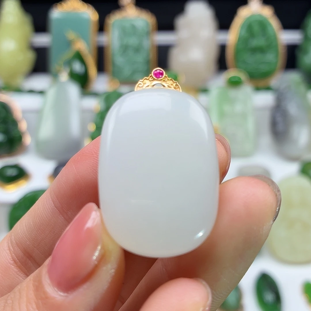 颈饰18K金镶嵌和田玉