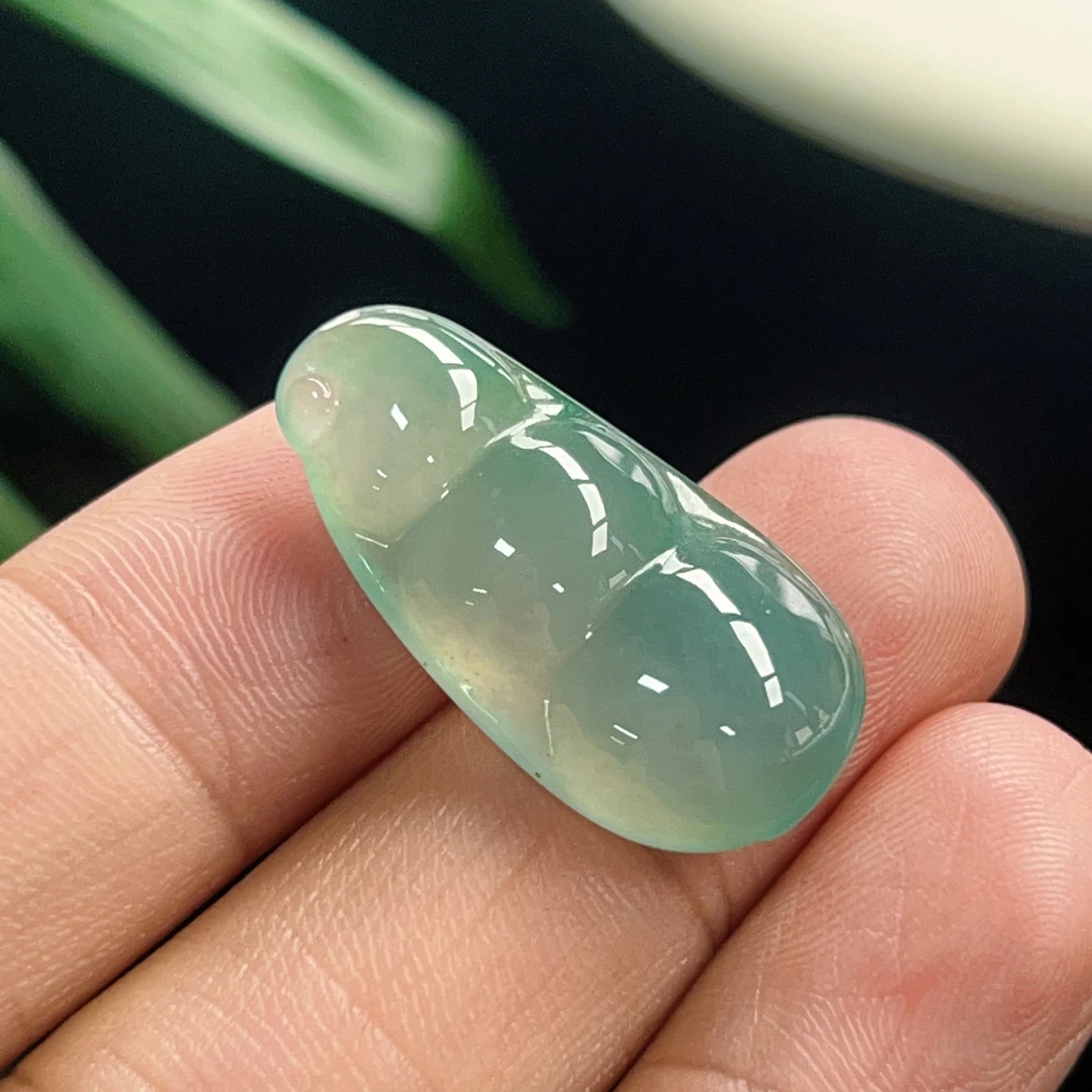天然翡翠冰种湖水蓝福豆吊坠卡25.7-13.3-6镶嵌天然粉精美浅绿