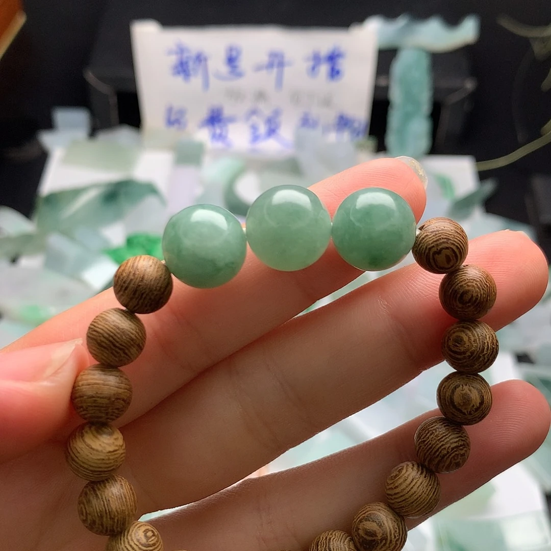 翡翠未镶嵌颈饰三颗珠子