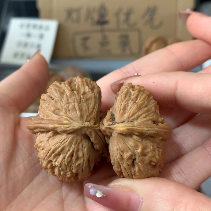 醉***Z吊坠文玩核桃异形单只，有瑕疵