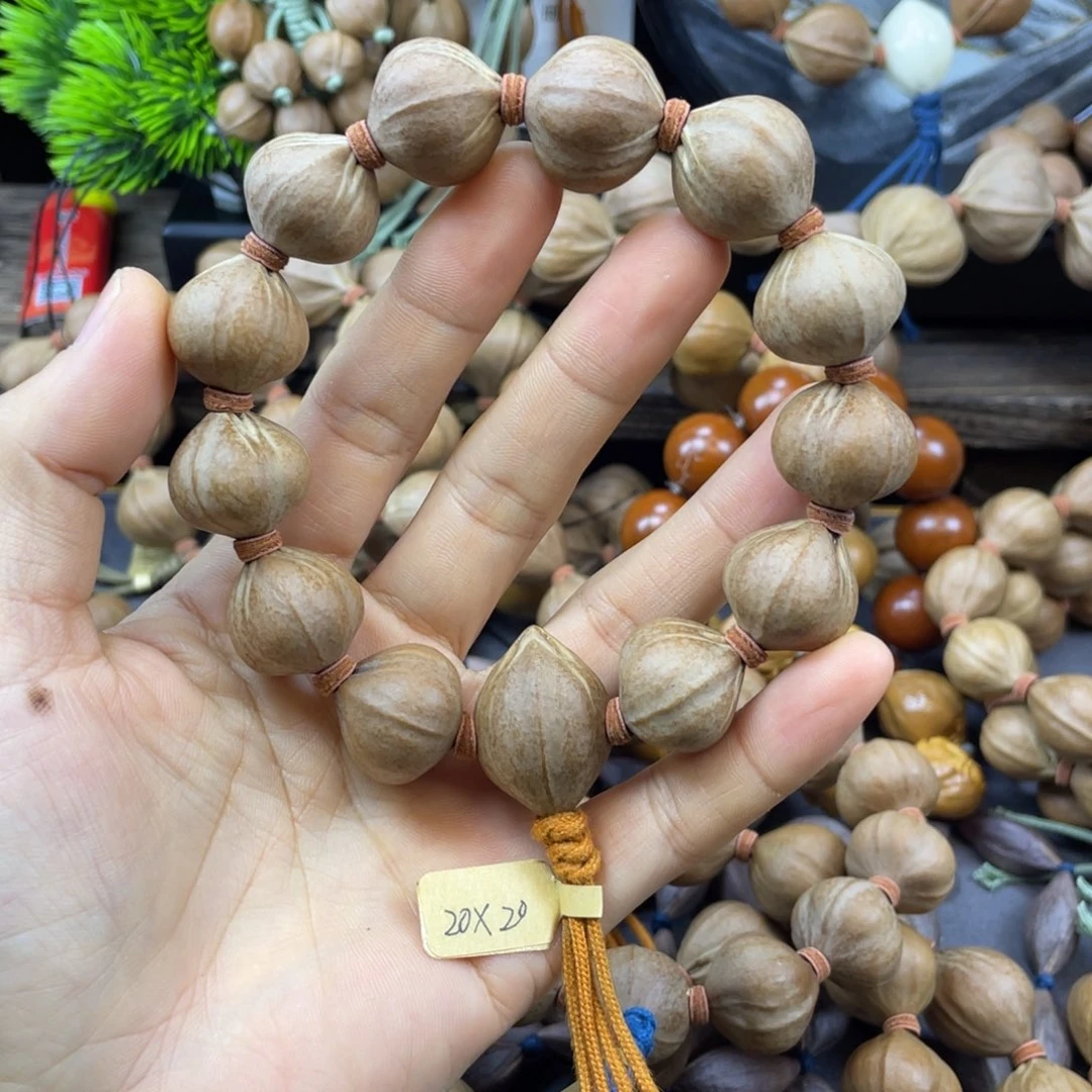 左***魔吊坠橄榄核20x20红核