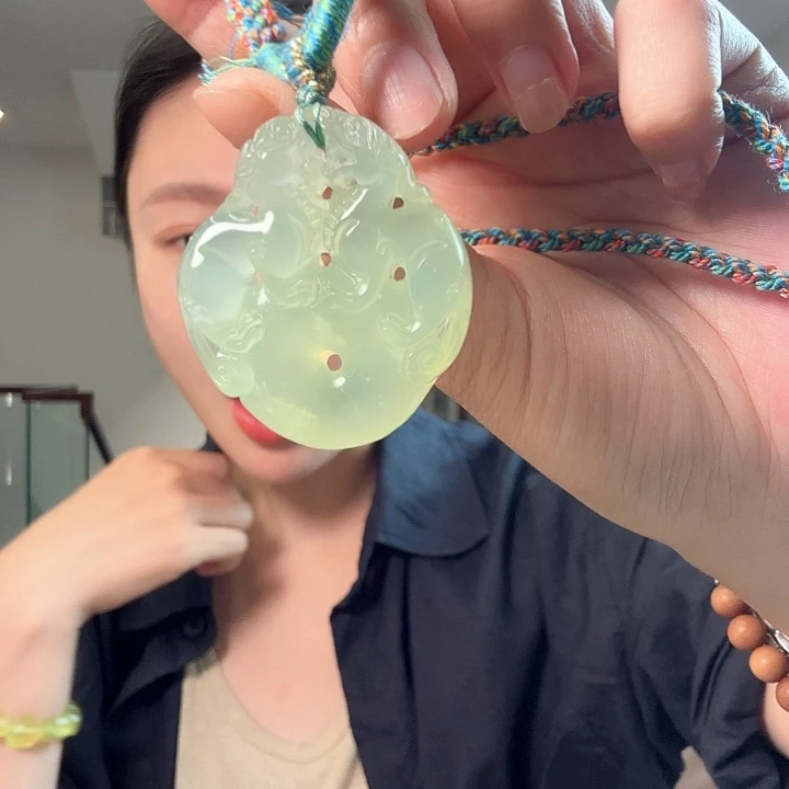 楦***琦未镶嵌蛇纹石玉颈饰