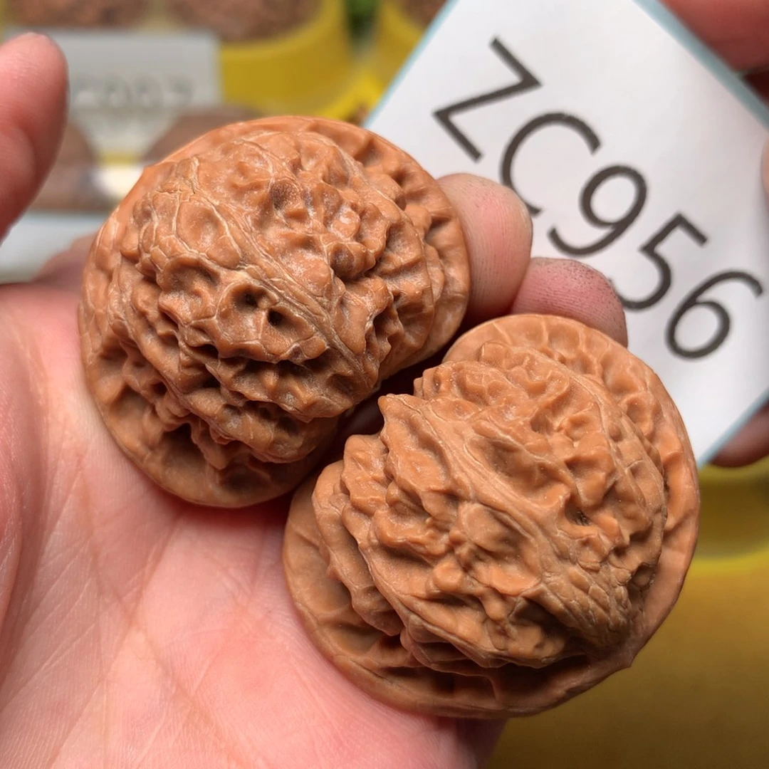 文玩核桃把件红皮肉灯40