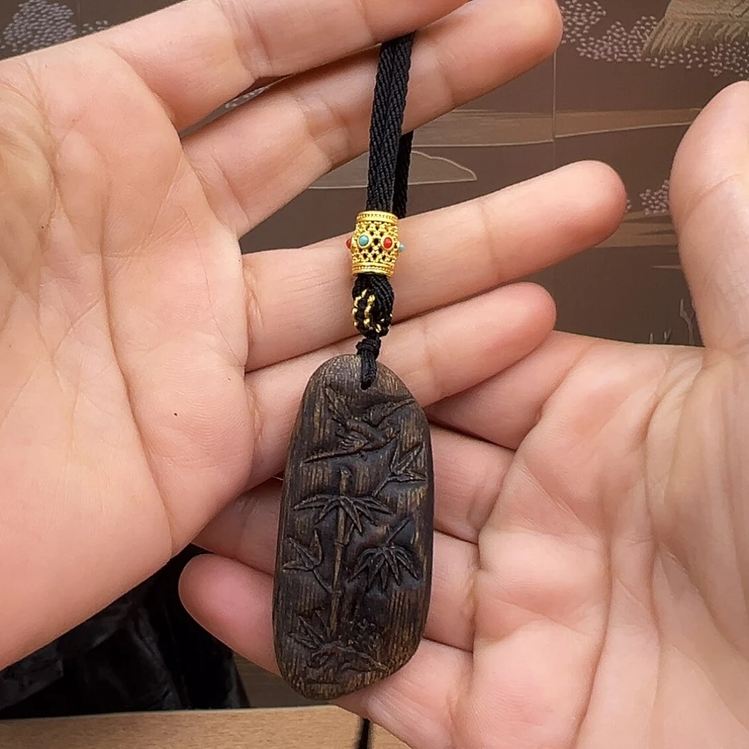 沉香吊坠莺歌绿奇楠雕刻牌子一个