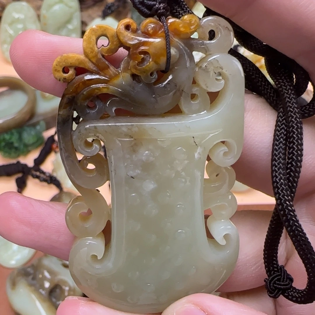 岫岩河磨玉（透闪石质玉）未镶嵌颈饰黄白河磨玉睁眼仿古貔貅牌