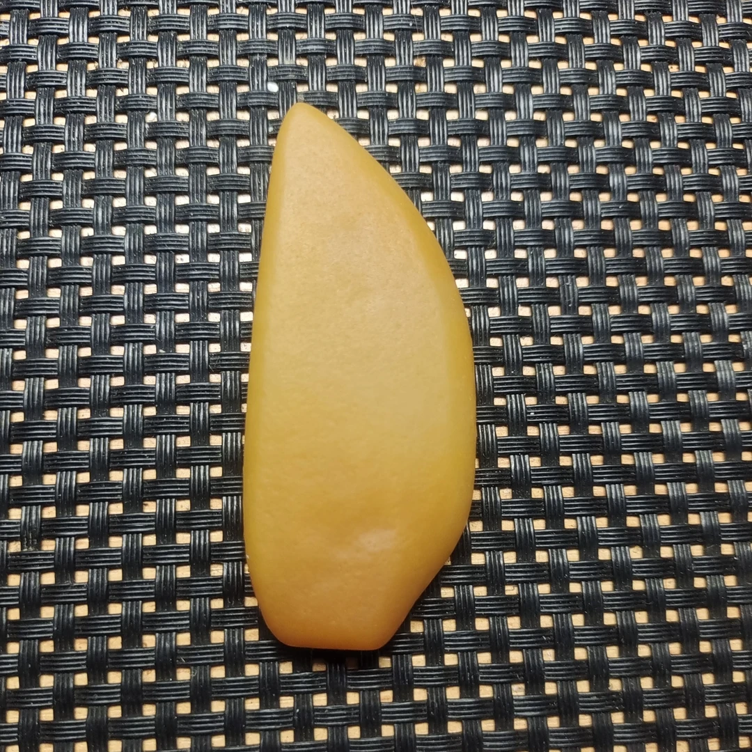 天然原石随行吊坠，鸡油黄光料。