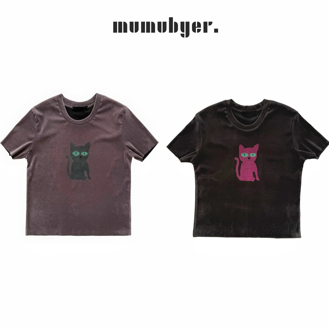 MUMUBYER •“咪咪出游日”猫猫头像印花正肩丝绒复古植绒T恤